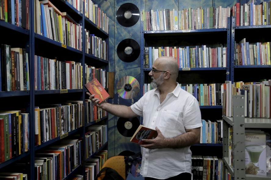 O escritor Valter Hugo Mãe na livraria Berinjela, no centro do Rio
