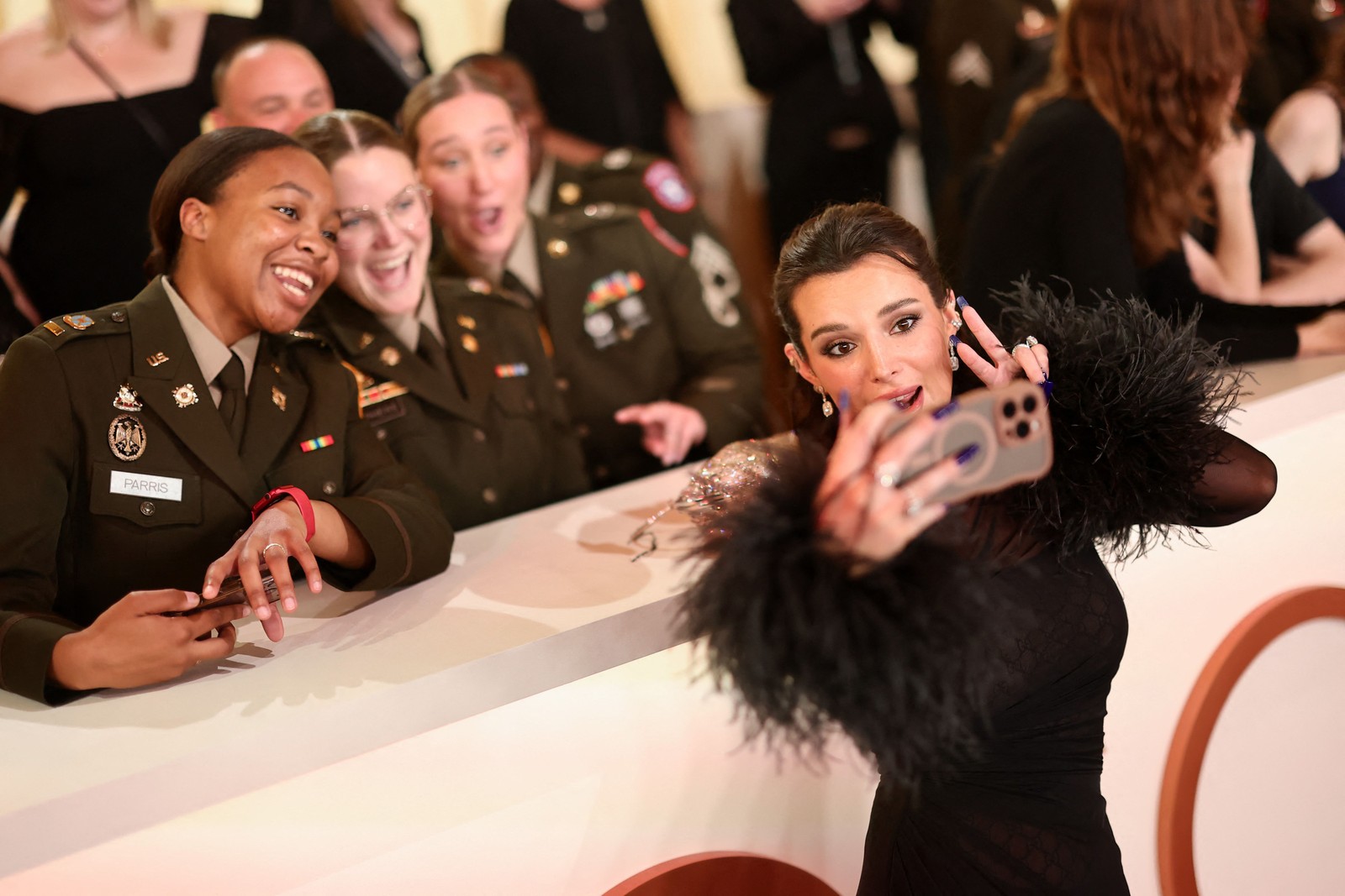 A atriz Bella Thorne se prepara para posar para fotos ao chegar à cerimônia do Oscar, no Dolby Theatre, em Hollywood, na Califórnia. O registro captura um momento anterior ao clique oficial no tapete vermelho da premiação. — Foto: EMMA MCINTYRE/AFP