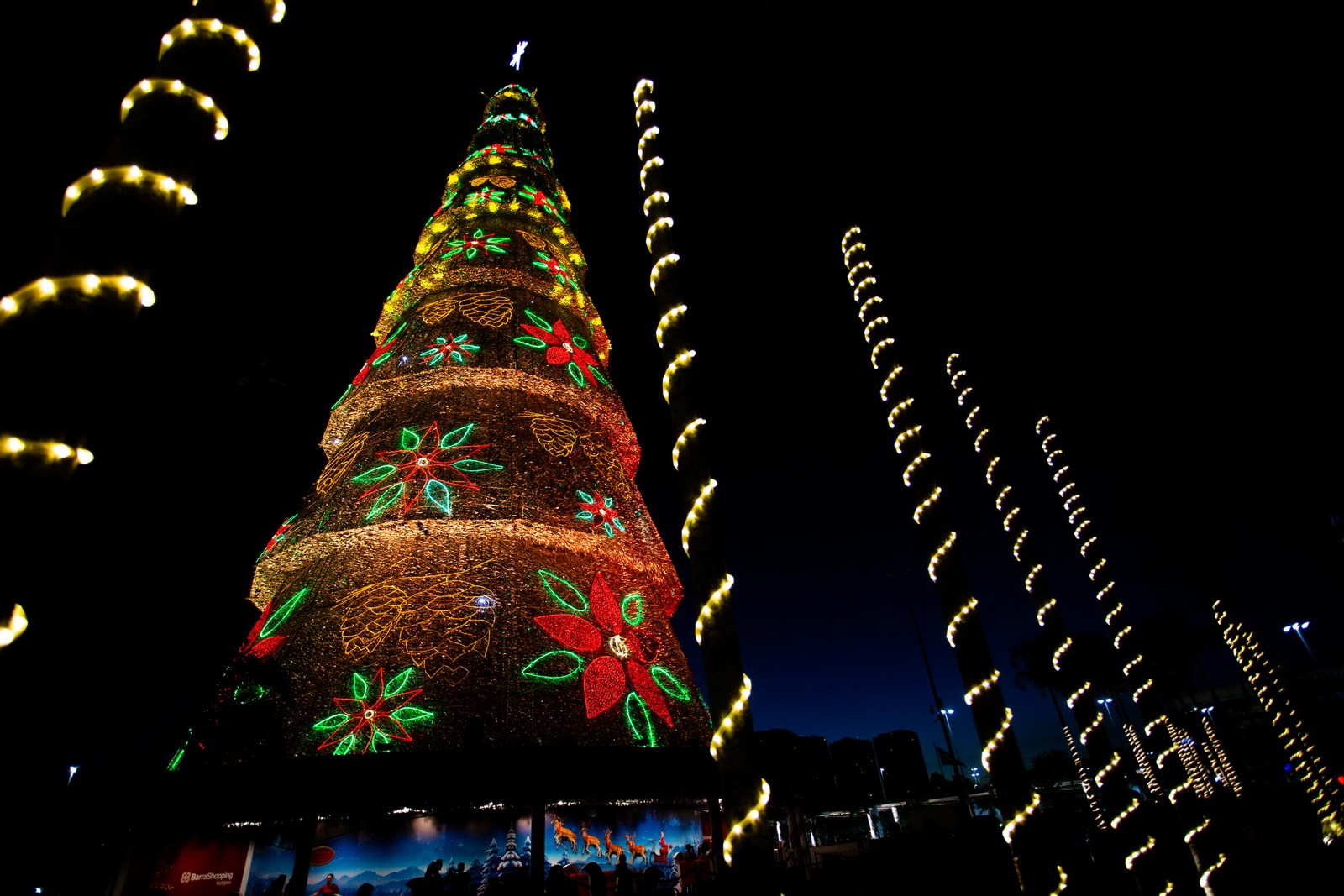 At Barra Shopping Mall, Christmas decorations were presented in a real light show - Photography: Beatrice Orle