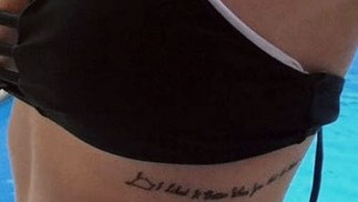 Frase “I Liked It Better When You Had No Heart”, título do quinto álbum de Butch Walker, na costela — Foto: Reprodução