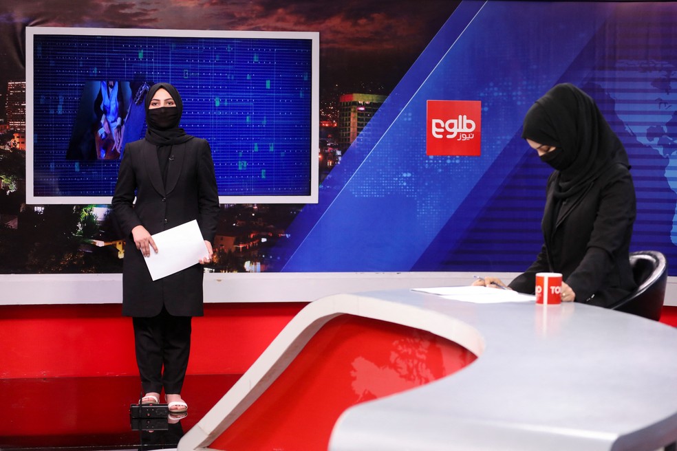 Apresentadoras de TV no Afeganistão cobrem os rostos ao irem ao ar REUTERS — Foto:         