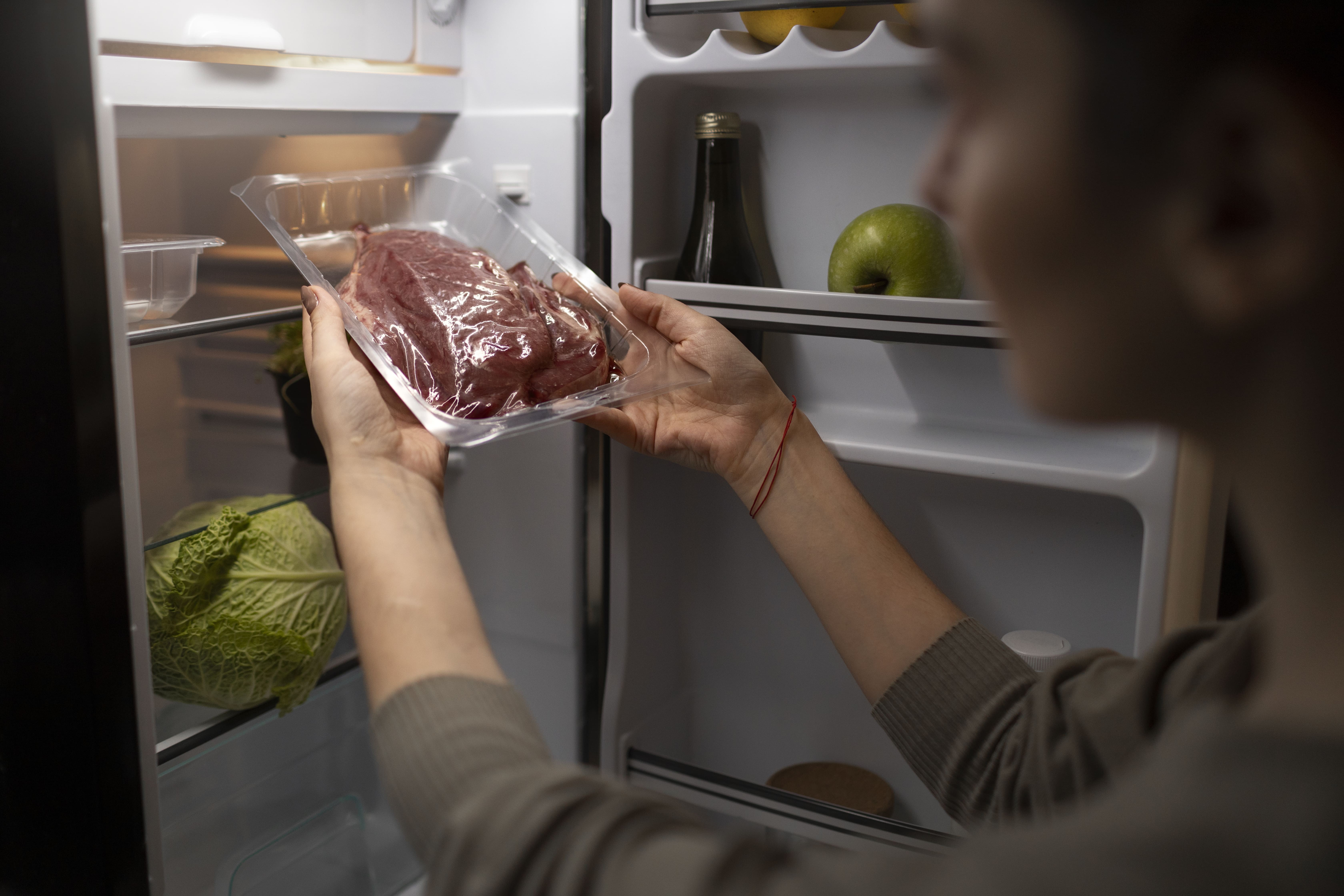 Por que não se deve armazenar carne em sacos plásticos? Entenda o risco - QTU Questões do Universo