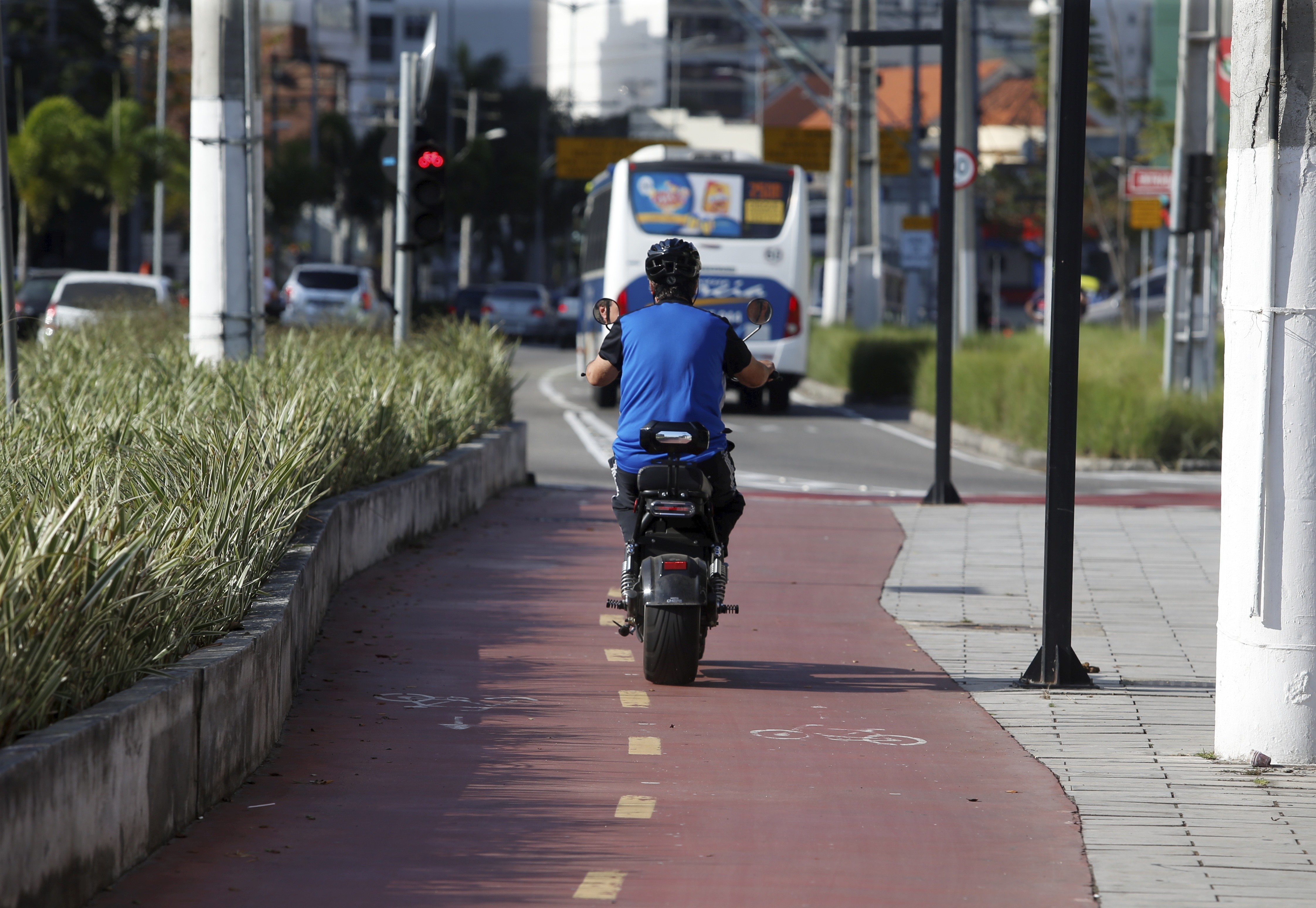 Prefeito do Rio estabelece novas regras para ciclomotores após acidente trágico