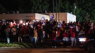 Membros do UAW (United Auto Workers) seguram cartazes do lado de fora da sede do sindicato, em Michigan— Foto: Matthew Hatcher/AFP