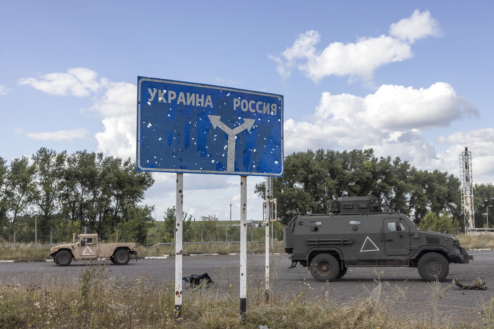Placa apoontodobifurcação entreucrãniaerússianos nos de sudja, noterritóriorusso de kursk- foto -foto: David Guttenfelder/david Guttenfelder/the New York Times