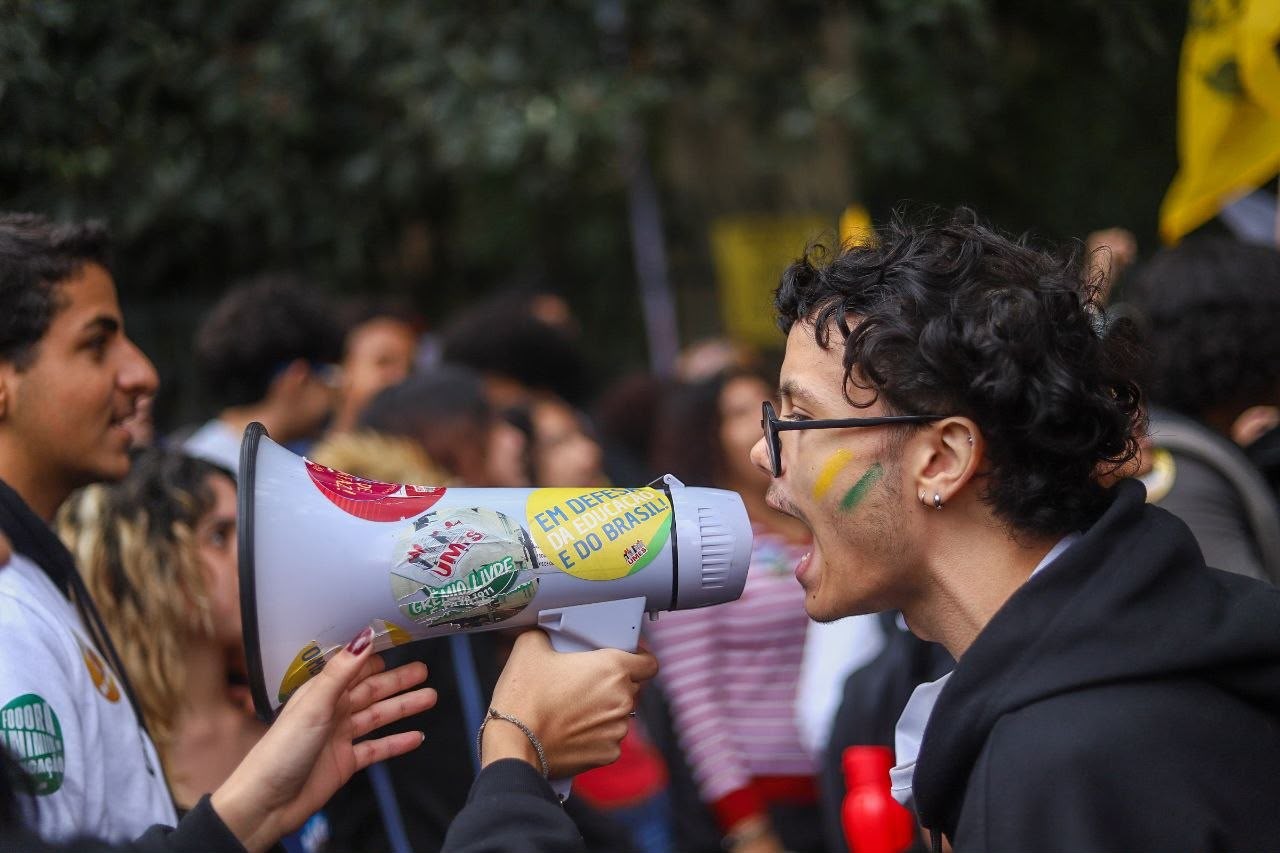 UNE convoca 'caras-pintadas' de volta às ruas na reta final da campanha