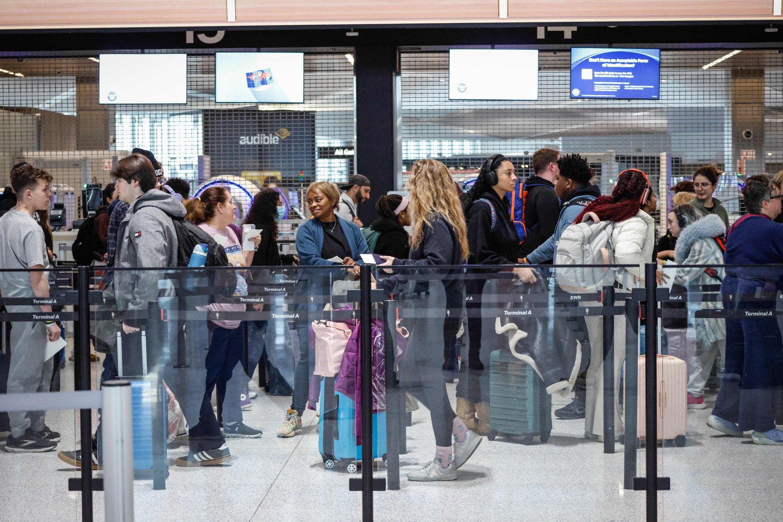 Passageiros aguardam no Aeroporto Internacional de Newark, em Nova Jersey — Foto: kena betancur / AFP