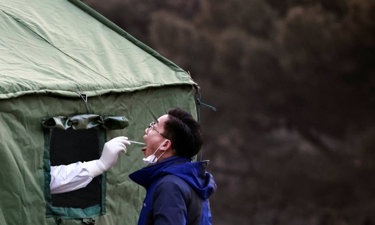 Homem faz um teste de ácido nucléico em um local improvisado de teste em um parque após um surto da COVID-19, em Pequim, China — Foto: THOMAS PETER / REUTERS