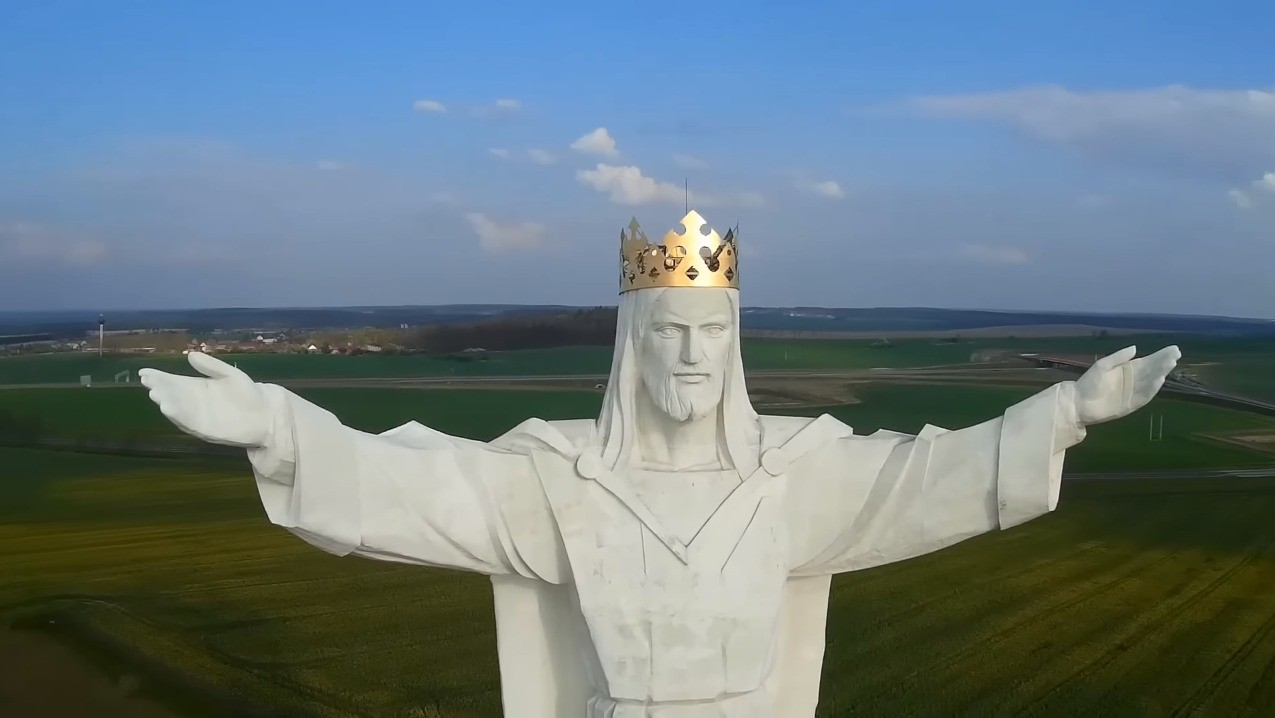 Com altura total de 52 metros, o monumento da Polônia foi inaugurado em 2010 e conta com uma coroa — Foto: Reprodução/Youtube/Michał Pasek