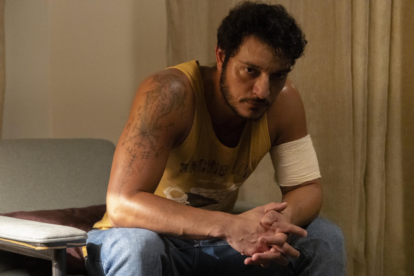 Guga (Allan Souza Lima) é morador da comunidade e tem caso com várias mulheres. Uma delas é Ísis, que o convencerá a matar o marido — Foto: Globo/ Beatriz Damy