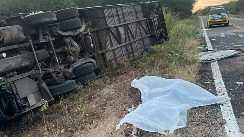 Ao menos sete jovens morrem após ônibus com time de basquete capotar no interior do Ceará durante viagem de volta de torneio