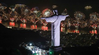 Queima de fogos em Copacabana, vista do Cristo Redentor — Foto: Fernando Maia / Prefeitura do Rio