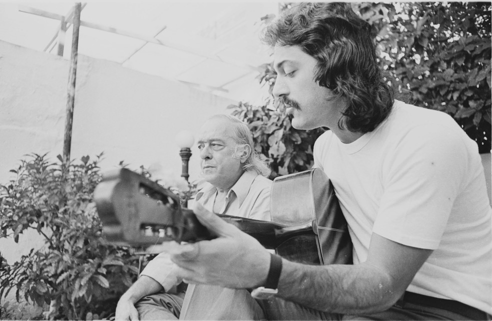 O poeta Vinicius de Moraes e o violonista Toquinho, em 1973 — Foto: Agência O Globo