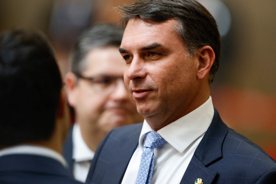 Flávio faz reunião de emergência após revelação de áudio de negociação com  Vorcaro para patrocinar filme de Bolsonaro