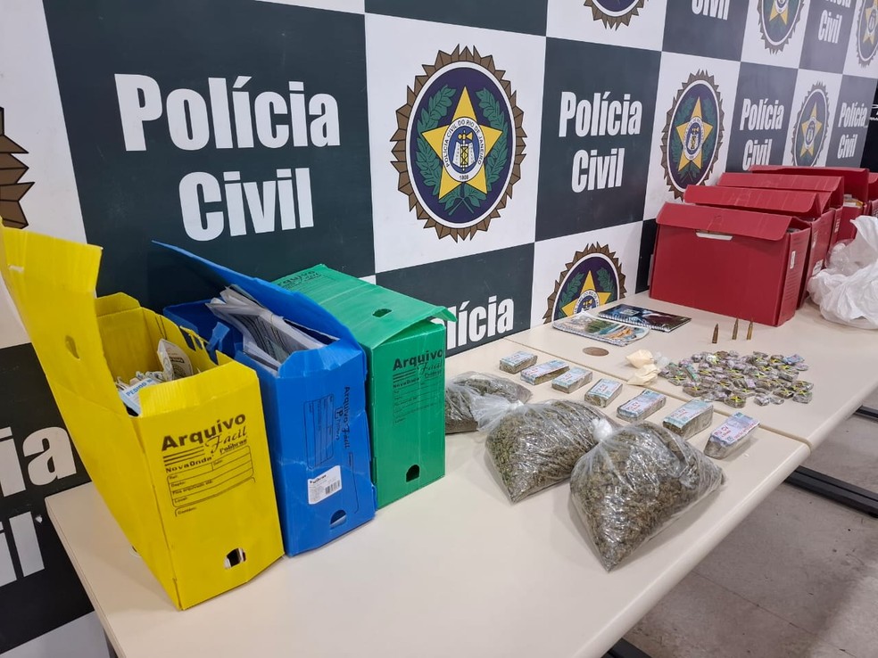 Documentos apreendidos pela polícia e droga encontrada durante operação no Parque União — Foto: Marcos Nunes/Agência O Globo