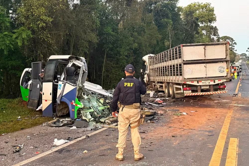 Polícia Científica aciona protocolo internacional para identificar vítimas de acidente com micro-ônibus e carreta na BR-373 - QTU Questões do Universo
