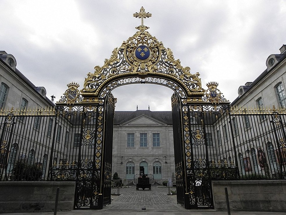 Entrada do Hôtel-Dieu-le-Comte, construção histórica em Troyes, na França, onde ficará a instalação 'Cité du Vitrail' Wikimedia Commons  — Foto: Reprodução