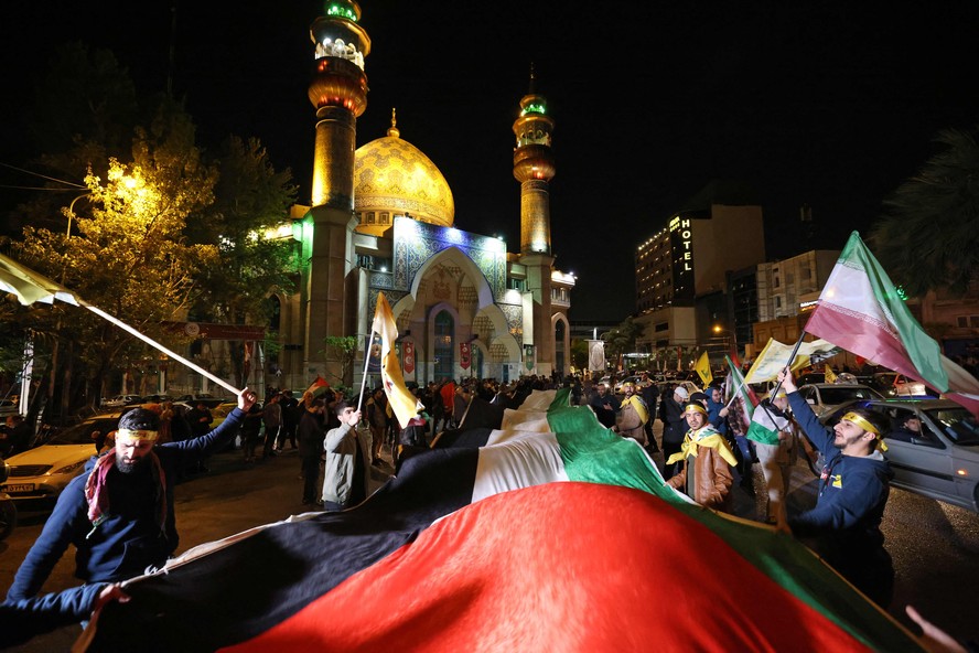 Iranianos comemoram ataque lançado contra Israel na Praça Palestina, em Teerã