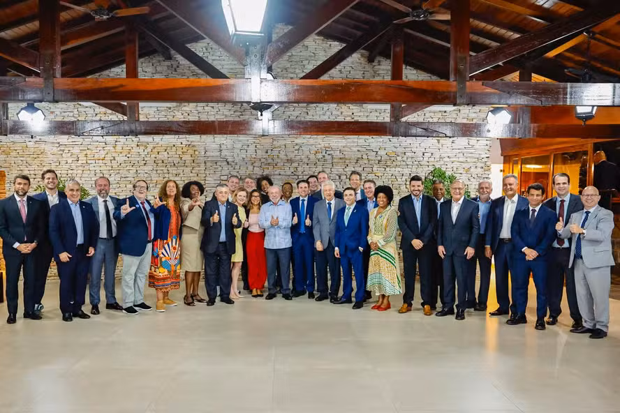 O presidente Lula em meio a ministros do governo e líderes de partidos da base aliada na Câmara; jantar foi realizado na Granja do Torto