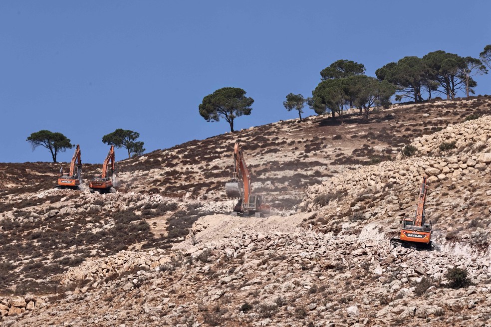 Palestinian alternative province supostamente supostamente por solcados Israeliusando escavadeira na vila ocupada ocupada de al-mughayyir, nacisjordânia-foto:zain jaafar/afp