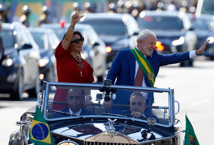 A primeira-dama Janja da Silva ao lado do presidente Lula no Desfile de 7 de setembro