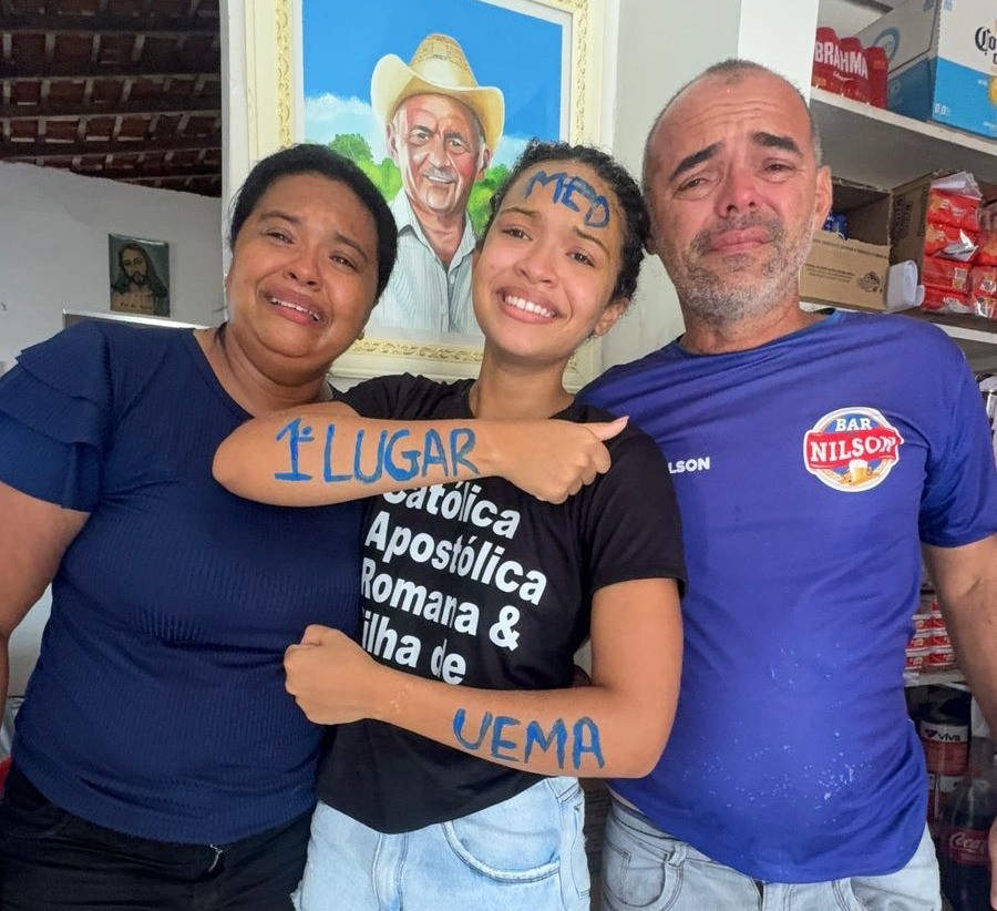 Jovem viraliza ao contar para o pai, dono de bar, que passou em primeiro lugar em Medicina na UEMA