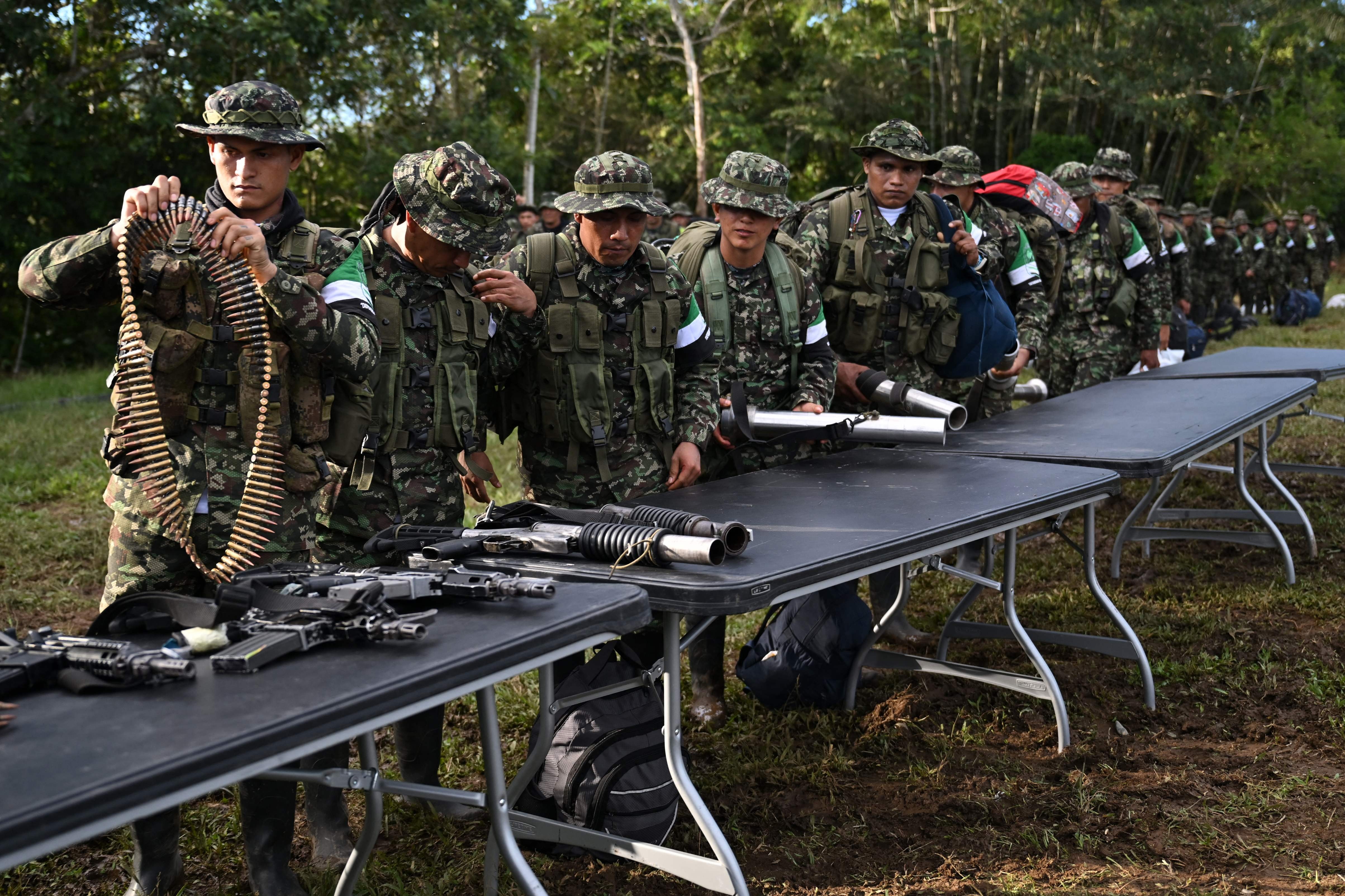 Quase cem guerrilheiros entregam armas na Colômbia após acordo com Gustavo Petro