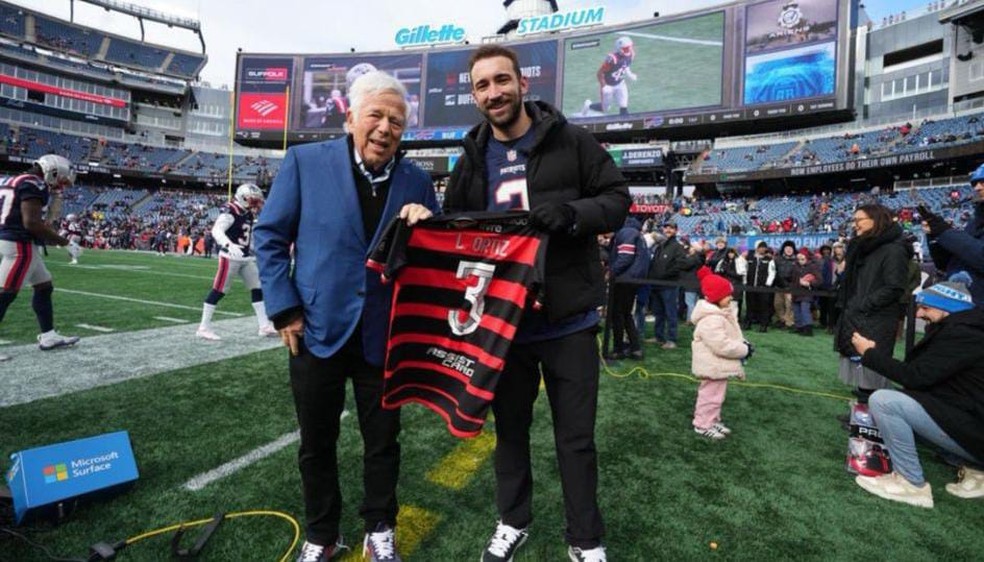 Leo Ortiz ao lado do proprietário do New England Patriots, Robert Kraft — Foto: Divulgação