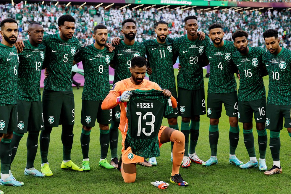Homenagem dos jogadores da Arábia Saudita a Yasser Al Shahrani, antes de partida contra a Polônia — Foto: Khaled DESOUKI / AFP, 26-11-2022