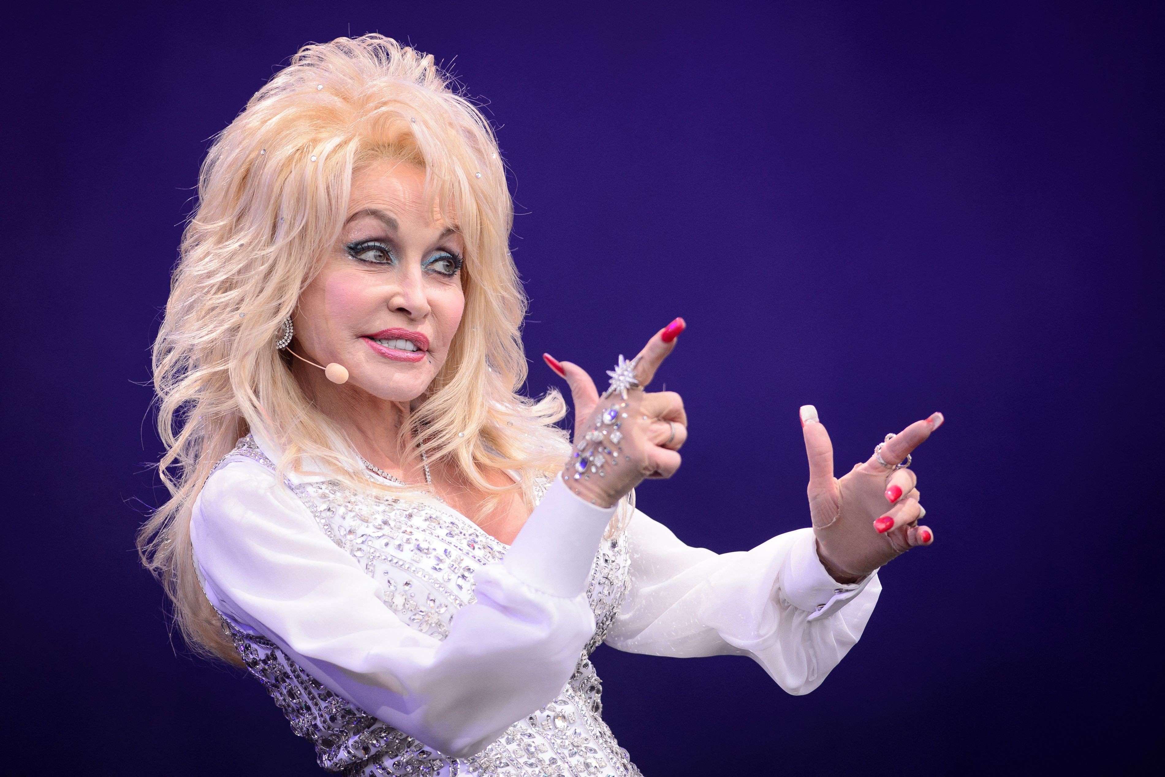 Com saúde debilitada, Dolly Parton cancelou shows em Las Vegas e faltou homenagem no Oscar antes de falecer - QTU Questões do Universo