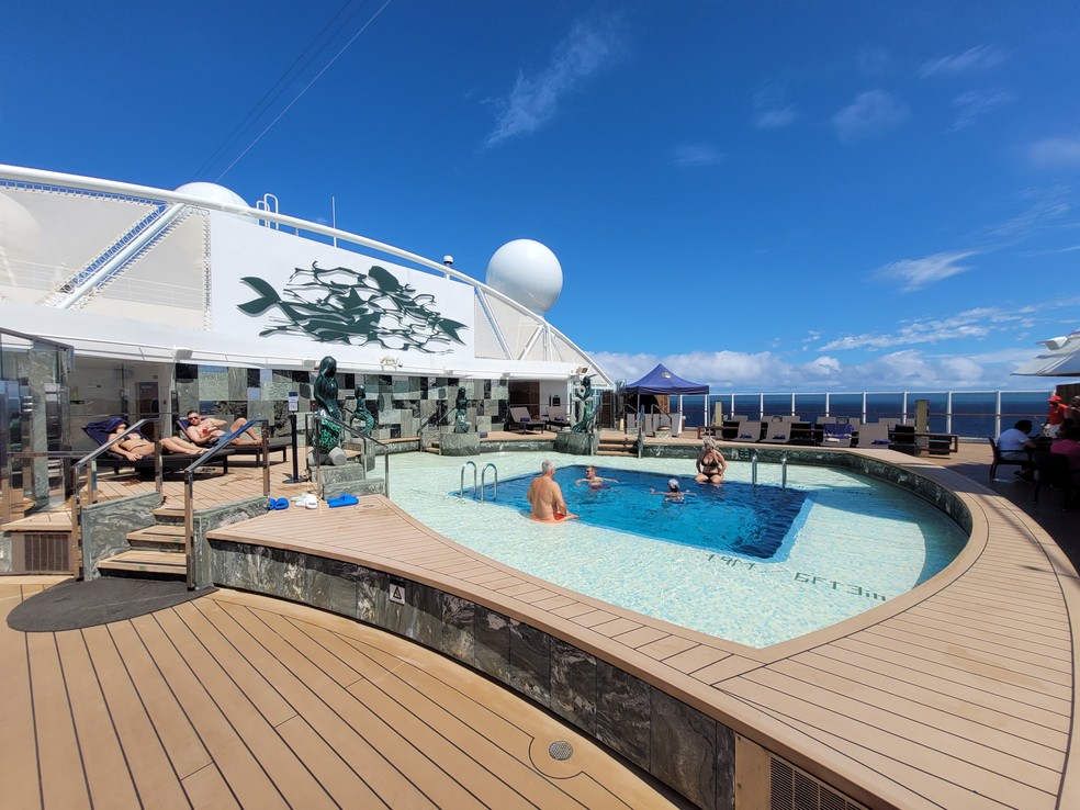 Piscina exclusiva para os passageiros do Yacht Club, no navio MSC Seaview — Foto: Eduardo Maia / O Globo