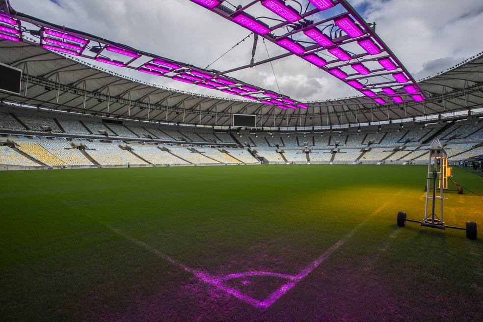 Gramado do Maracanã recebe tratamento das SGLs, luzes artificiais — Foto: Guito Moreto / Agência O Globo