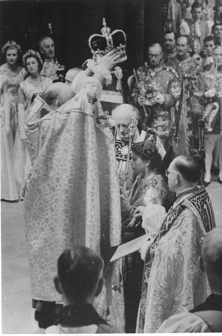 Elizabeth é coroada com a coroa de Santo Eduardo, em 1953. — Foto: AFP