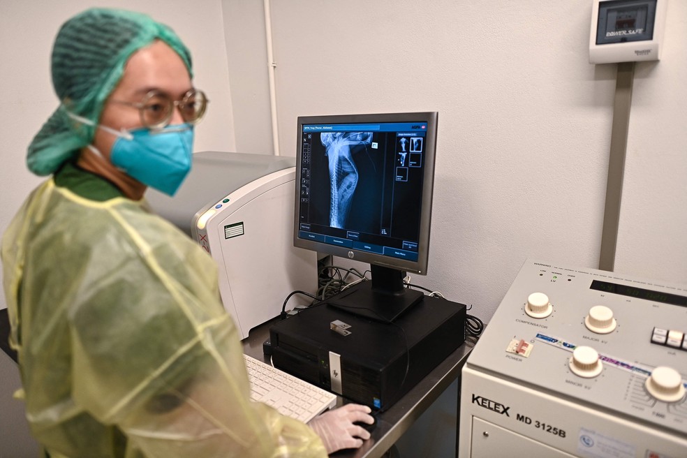 O hospital iluminado foi inaugurado apenas neste mês, substituindo uma antiga clínica "pequena", disse o fundador da WFFT, Edwin Wiek — Foto: Manan Vatsyayana/AFP