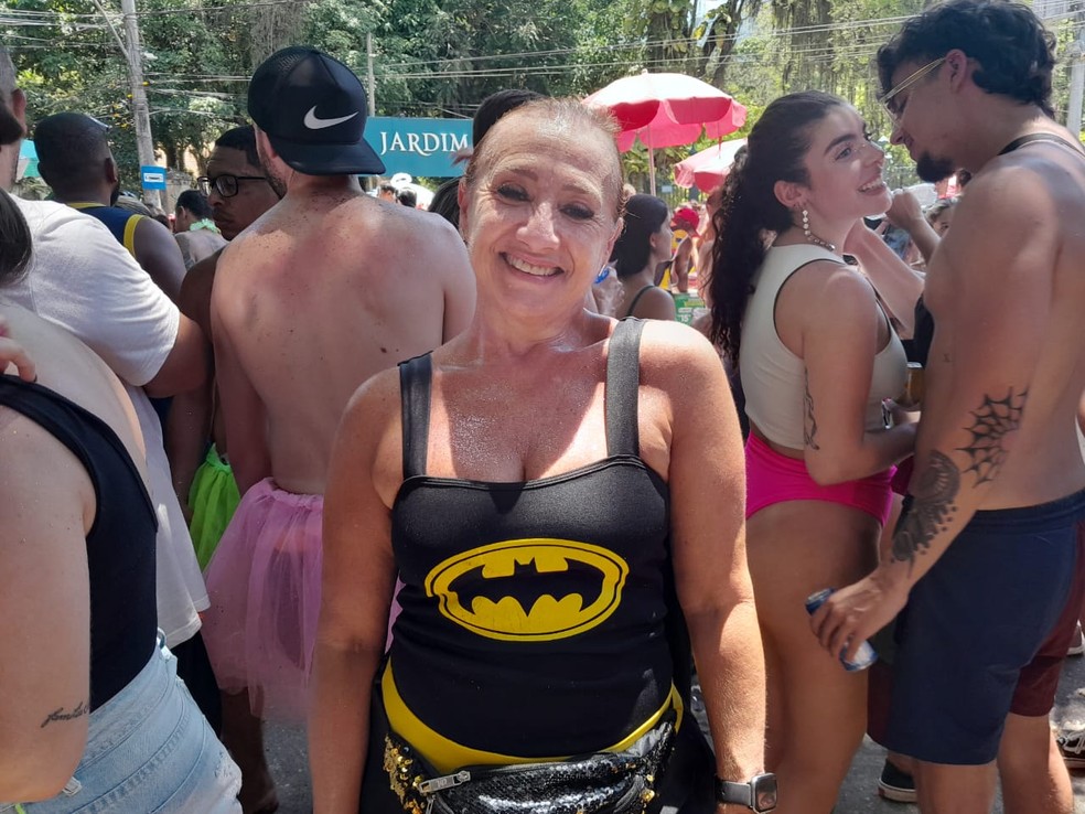 Sem etarismo: Cristina Raquel, de 61 anos, aproveita a folia no Rio de Janeiro — Foto: Giovanna Durães/Agência O Globo