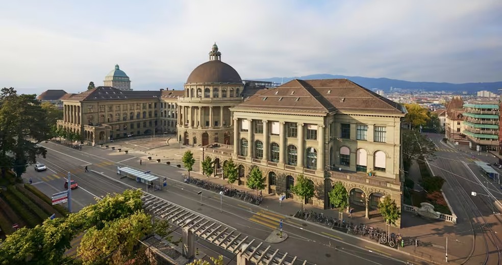 Fachada da ETH Zurique, na Suíça, é uma das melhores universidades da Europa — Foto: Reprodução