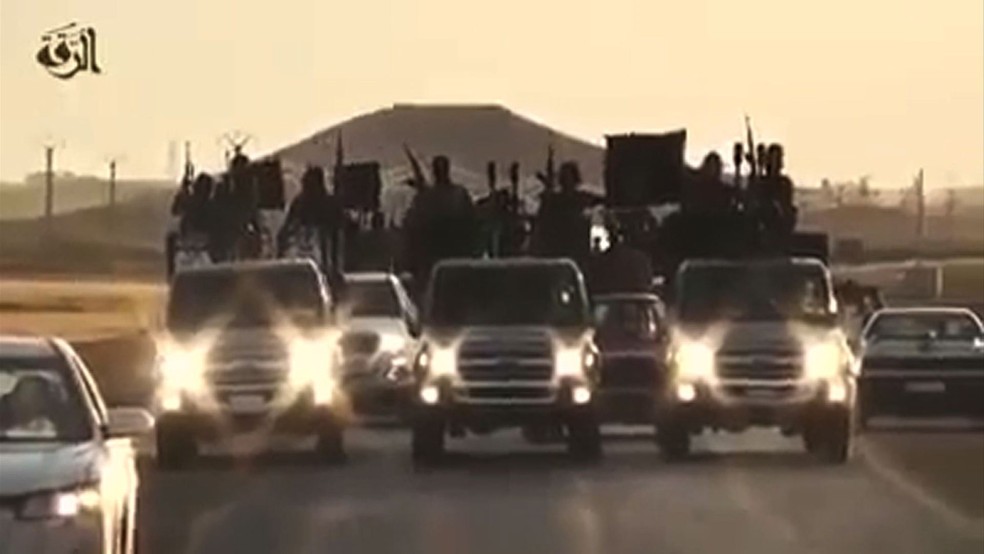 Militantes do grupo terrorista Estado Islâmico em vídeo de propaganda gravado em Raqqa, na Síria — Foto: Reprodução/Redes Sociais/AFP
