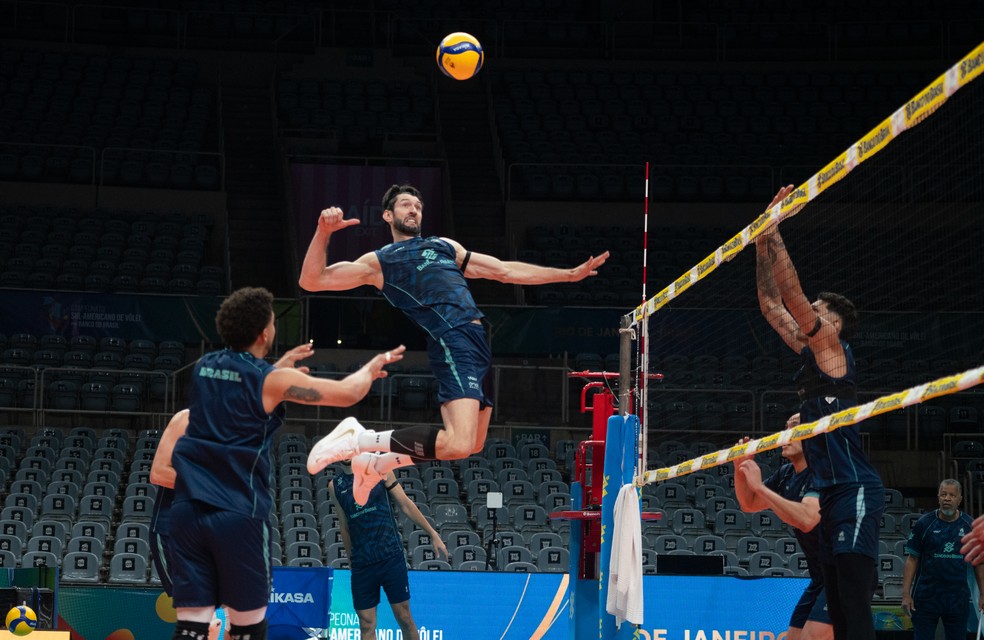 Flávio é acionado pelo levantador Cachopa, em treino para o Sul-americano de vôlei 2026 — Foto: Maurício Val/FV Imagem/CBV