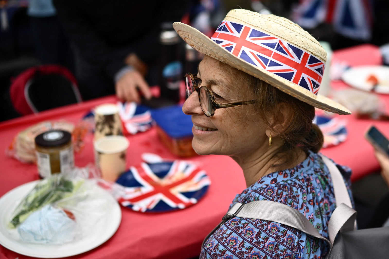 Britânicos comemoram nas ruas de Londres, um dia após coroação de Charles III — Foto: AFP