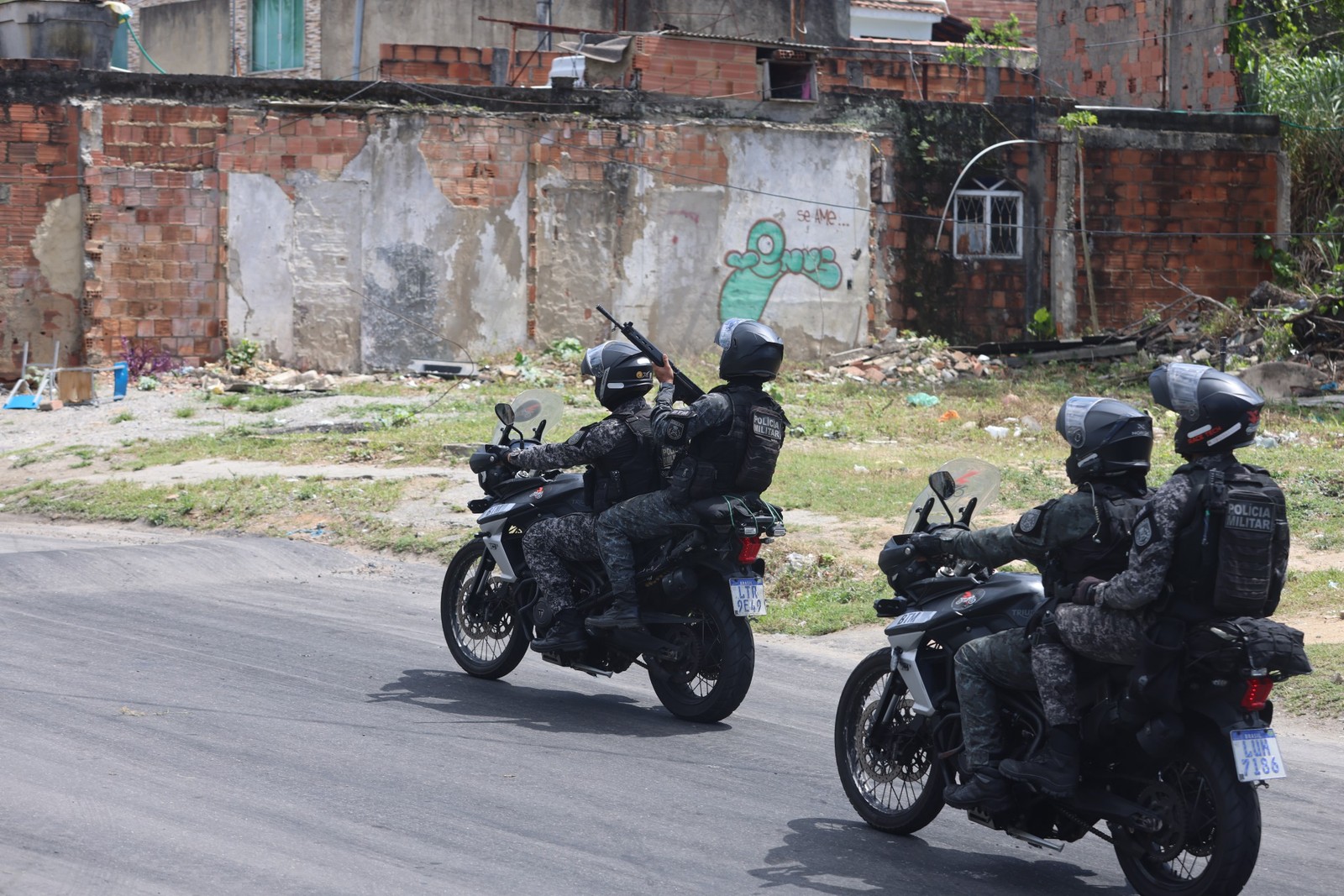 Military and civil police carry out an operation at Complexo do Salgueiro, in São Gonçalo — Photo: Fabiano Rocha / Agência O Globo