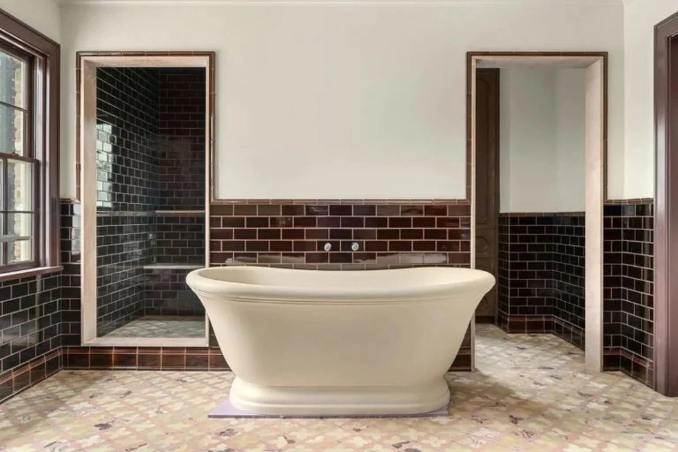 Embora nunca tenham morado na casa, o casal deixou sua marca em detalhes personalizados e materiais de alto padrão. — Foto: Travis Baker
