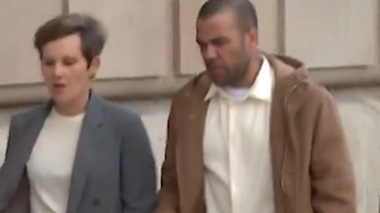 Vídeo: Daniel Alves é alvo de xingamentos ao comparecer a tribunal de Barcelona: 'É um estuprador'