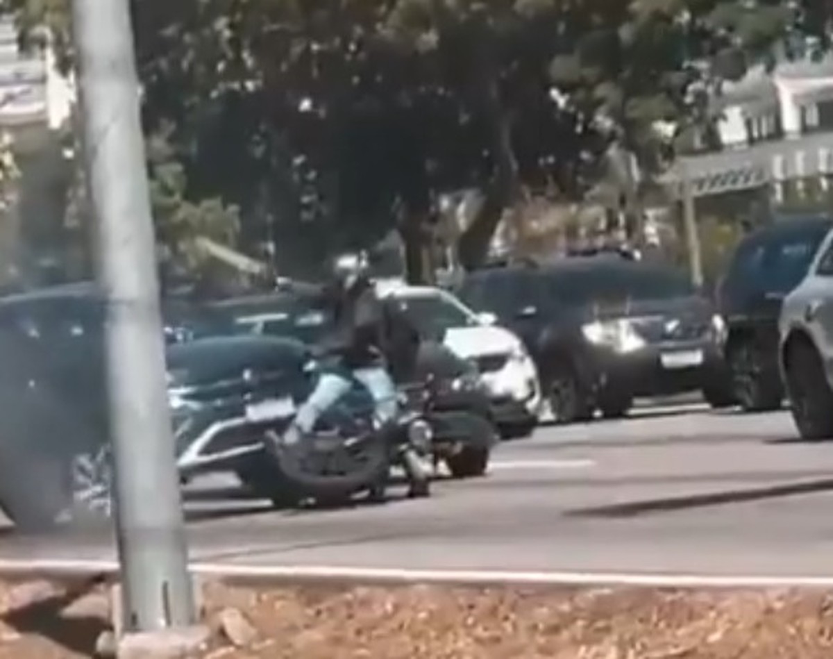Policial civil de moto se envolve em briga de trânsito após ser fechado por carro e dispara contra motorista na Barra - Portais