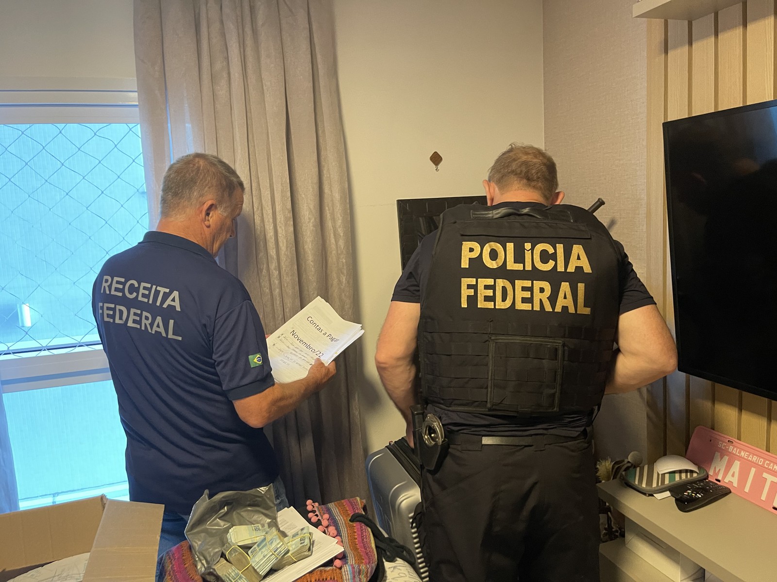 Agente apreendem dinheiro com suspeito de tráfico internacional de drogas — Foto: Divulgação/PF