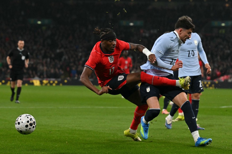 A dividida entre Madueke e Piquerez — Foto: Glyn KIRK / AFP