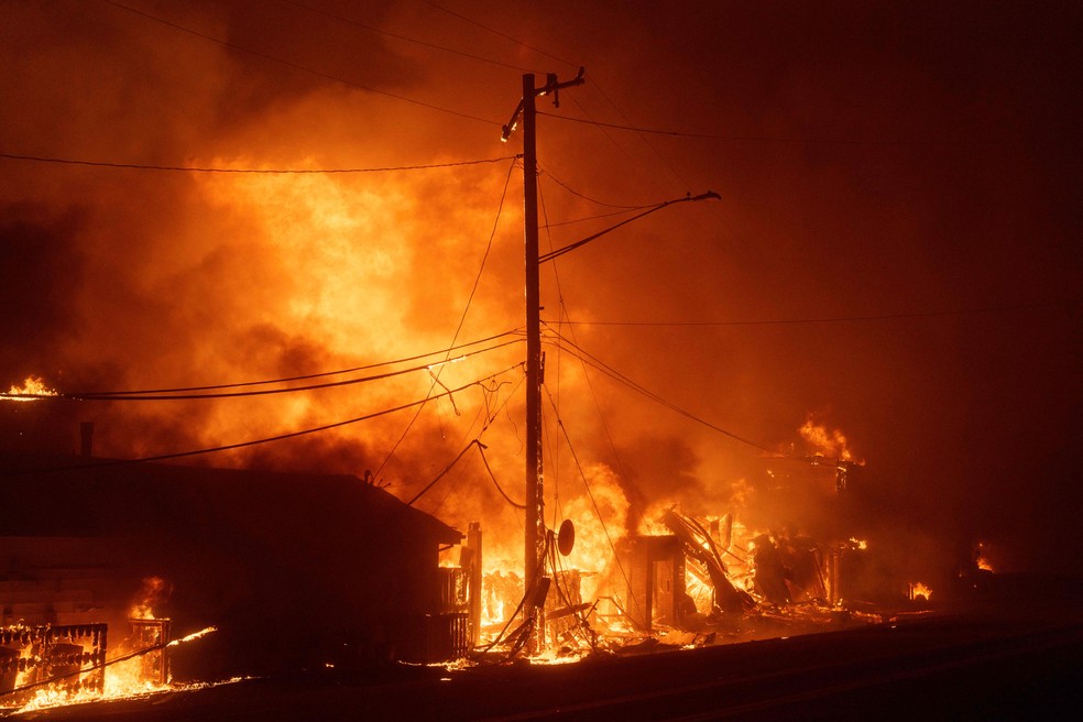 Residências são engolidas pelo fogo em Malibu, cidade costeira no condado de Los Angeles — Foto: Eric Thayer/Getty Images/AFP