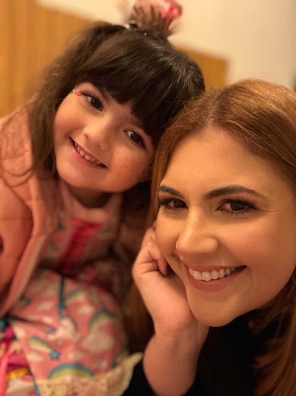 Adriana e a filha Liz, de 3 anos:'A dor é intensa e dura 24 horas, todos os dias' — Foto: Arquivo pessoal