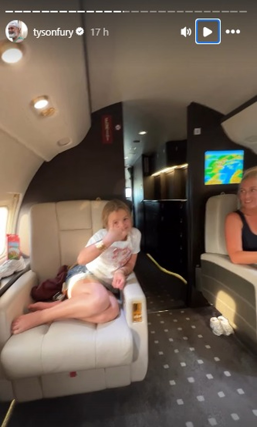 Tyson Fury e família em jatinho particular — Foto: Reprodução/@TysonFury