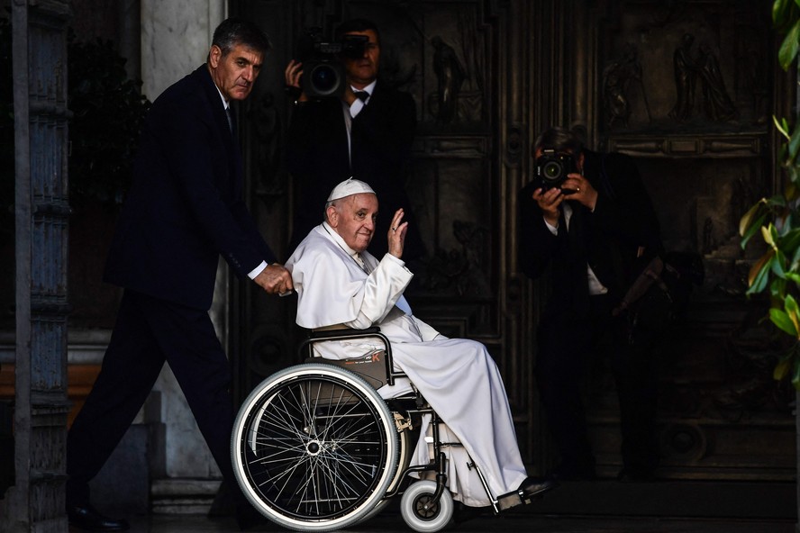 Posso pensar em renunciar, mas não agora, diz papa Francisco - BBC