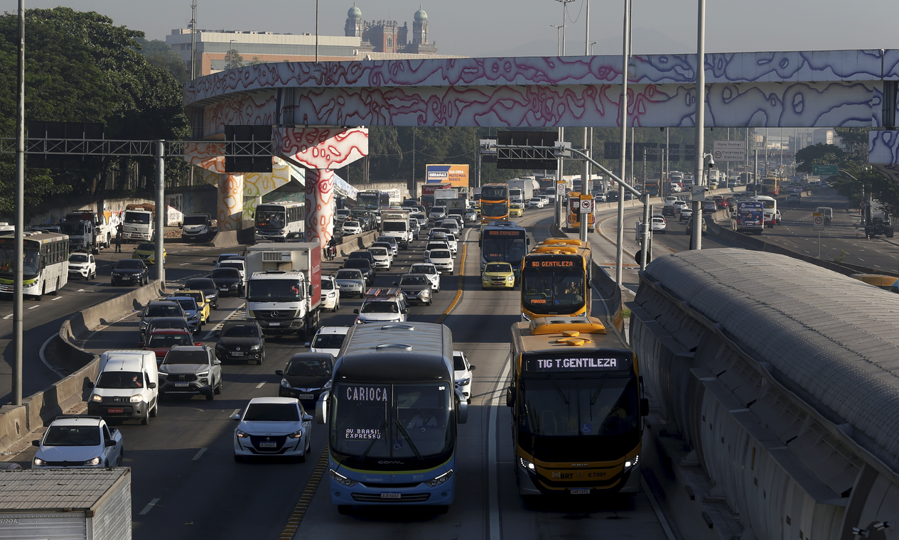 Motoristas mudam de horário, rota e até fogem para evitar trânsito; BRT registra aumento de passageiros